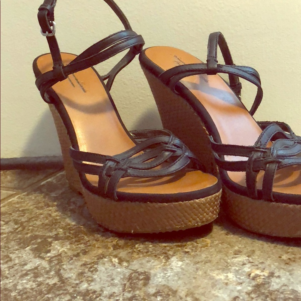 Black wedges